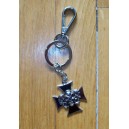 Porte clés croix de malte noir et chrome.